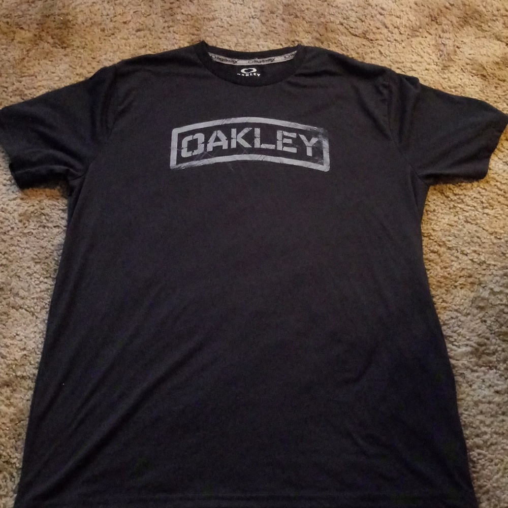 Oakley t-shirt